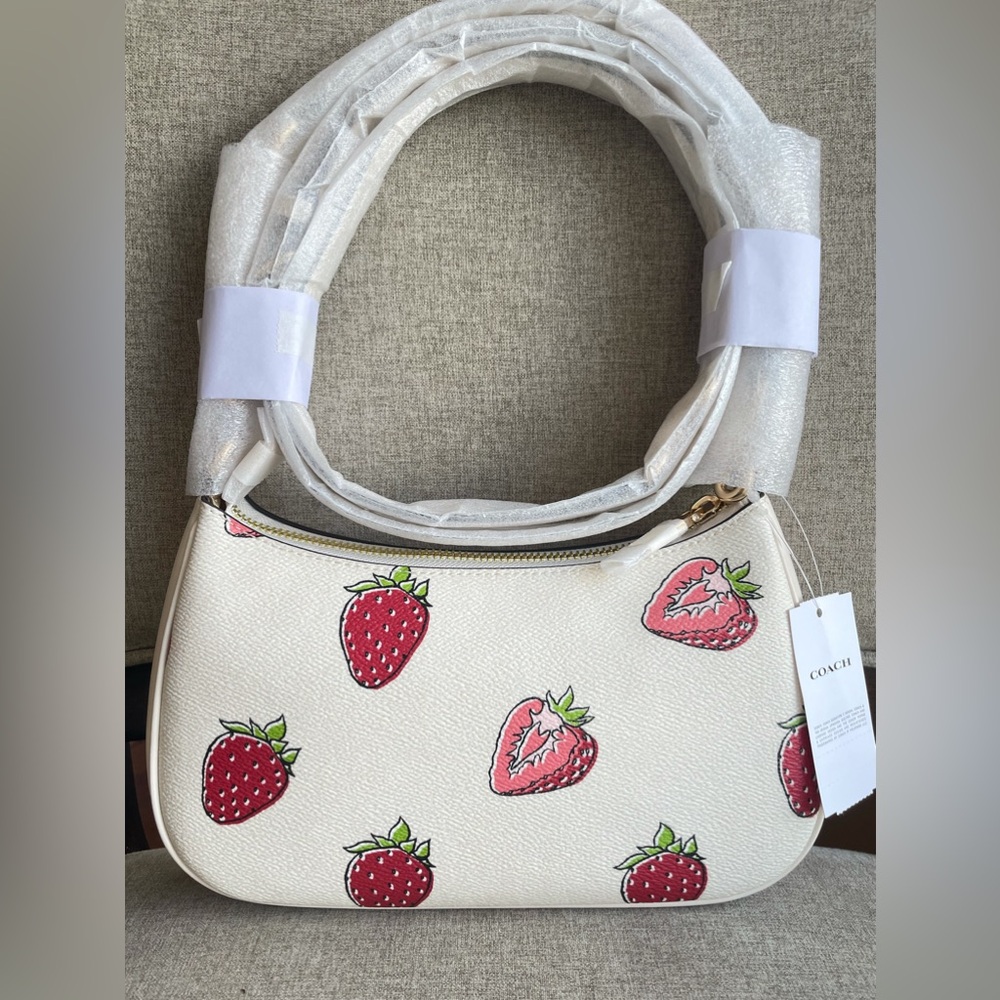 NWT！3PCS COACH TERI SHOULDER BAG WITH STRAWBERRY➕CARD WALLET➕STARWBERRY CHAIN - Picture 4 of 11